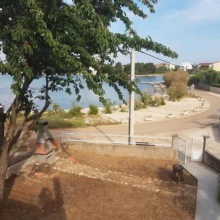 Appartement Studio In With Seaview, Terrace, Air Condition, Wifi Pašman